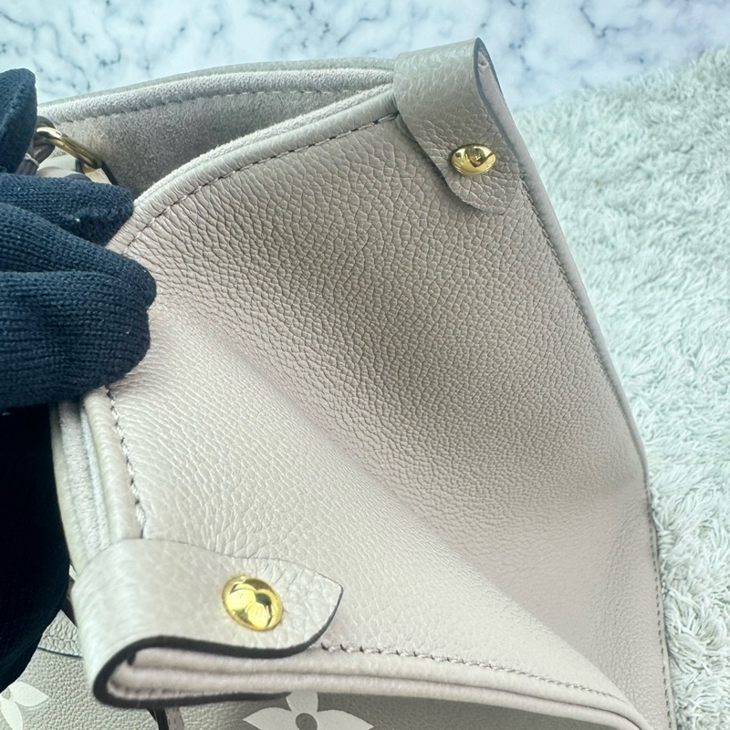 LV M45494經典ONTHEGO MM Empreinte牛皮手提/肩背購物包(斑鳩灰色/奶油色)-20