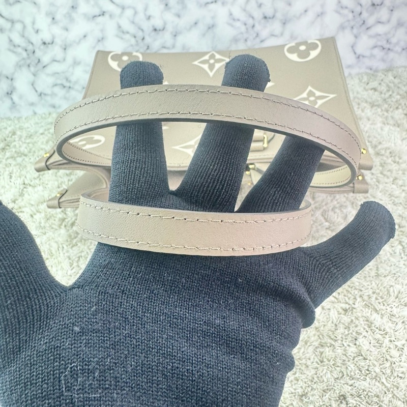 LV M45494經典ONTHEGO MM Empreinte牛皮手提/肩背購物包(斑鳩灰色/奶油色)-21