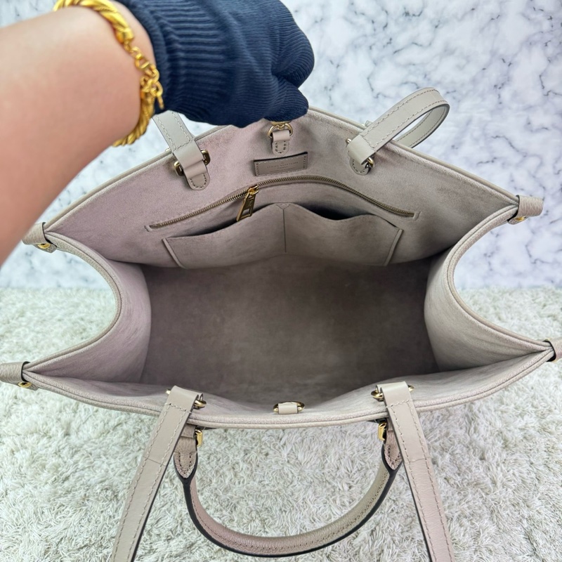 LV M45494經典ONTHEGO MM Empreinte牛皮手提/肩背購物包(斑鳩灰色/奶油色)-22