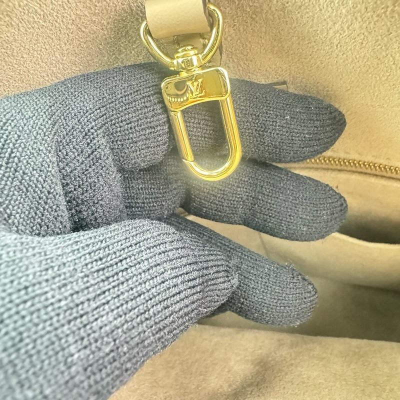 LV M45494經典ONTHEGO MM Empreinte牛皮手提/肩背購物包(斑鳩灰色/奶油色)-24