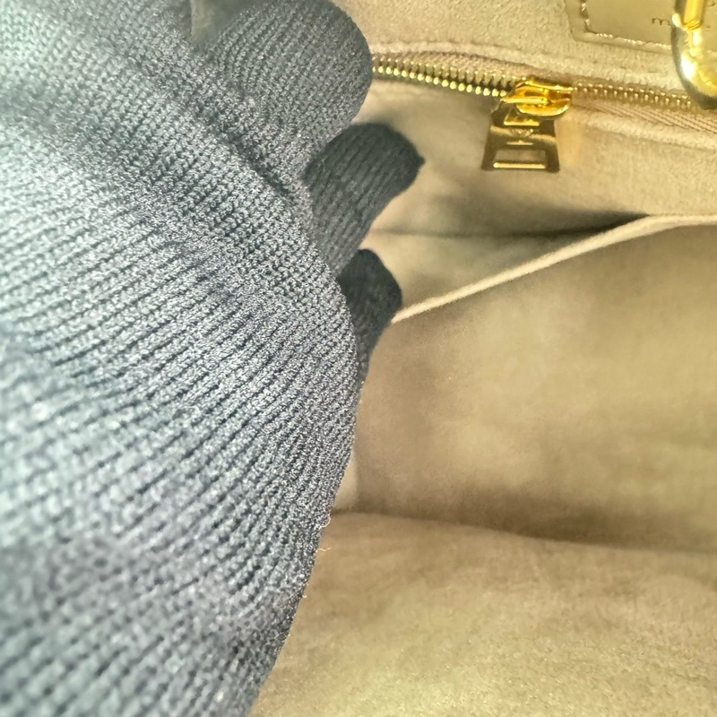 LV M45494經典ONTHEGO MM Empreinte牛皮手提/肩背購物包(斑鳩灰色/奶油色)-26