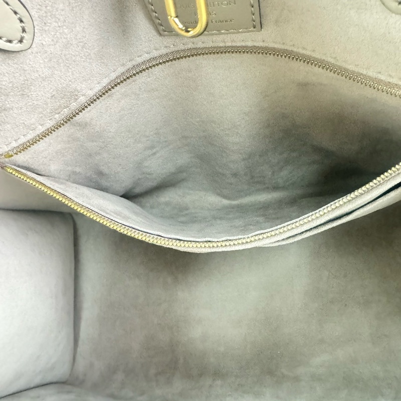 LV M45494經典ONTHEGO MM Empreinte牛皮手提/肩背購物包(斑鳩灰色/奶油色)-27