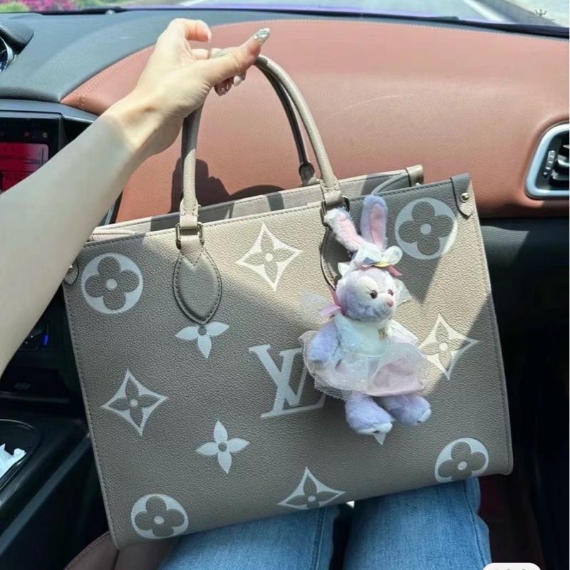 LV M45494經典ONTHEGO MM Empreinte牛皮手提/肩背購物包(斑鳩灰色/奶油色)-29