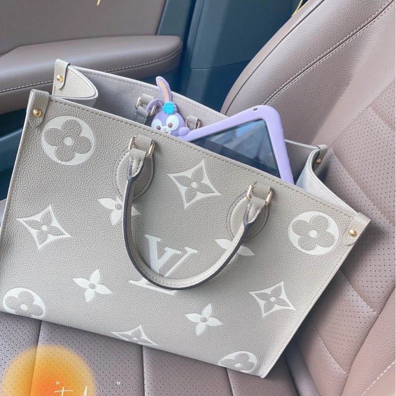 LV M45494經典ONTHEGO MM Empreinte牛皮手提/肩背購物包(斑鳩灰色/奶油色)-30