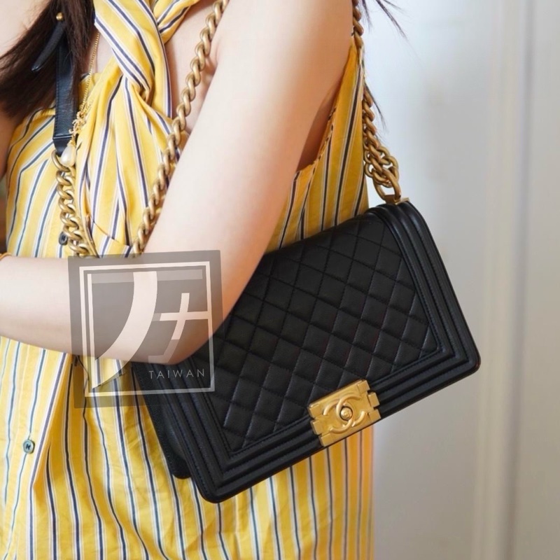 Boy Chanel 黑金荔枝牛 口蓋包 中號 23開-0