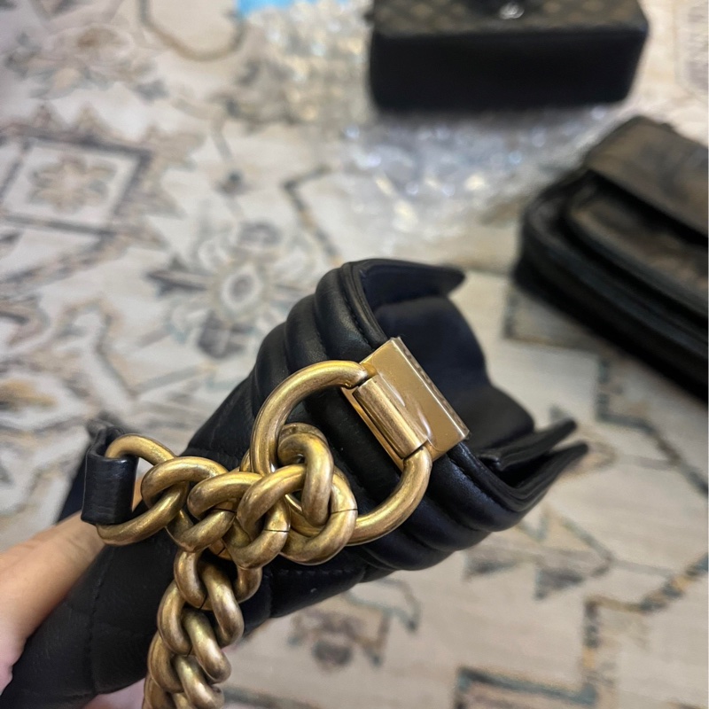Boy Chanel 黑金荔枝牛 口蓋包 中號 23開-5