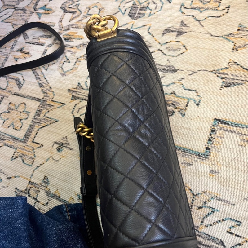 Boy Chanel 黑金荔枝牛 口蓋包 中號 23開-6