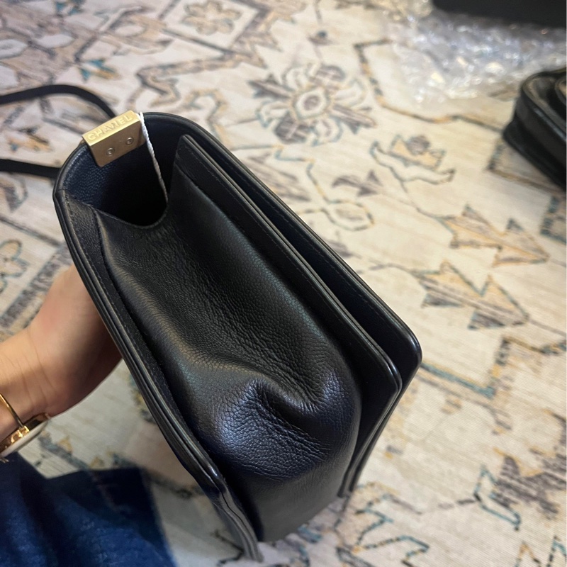 Boy Chanel 黑金荔枝牛 口蓋包 中號 23開-7