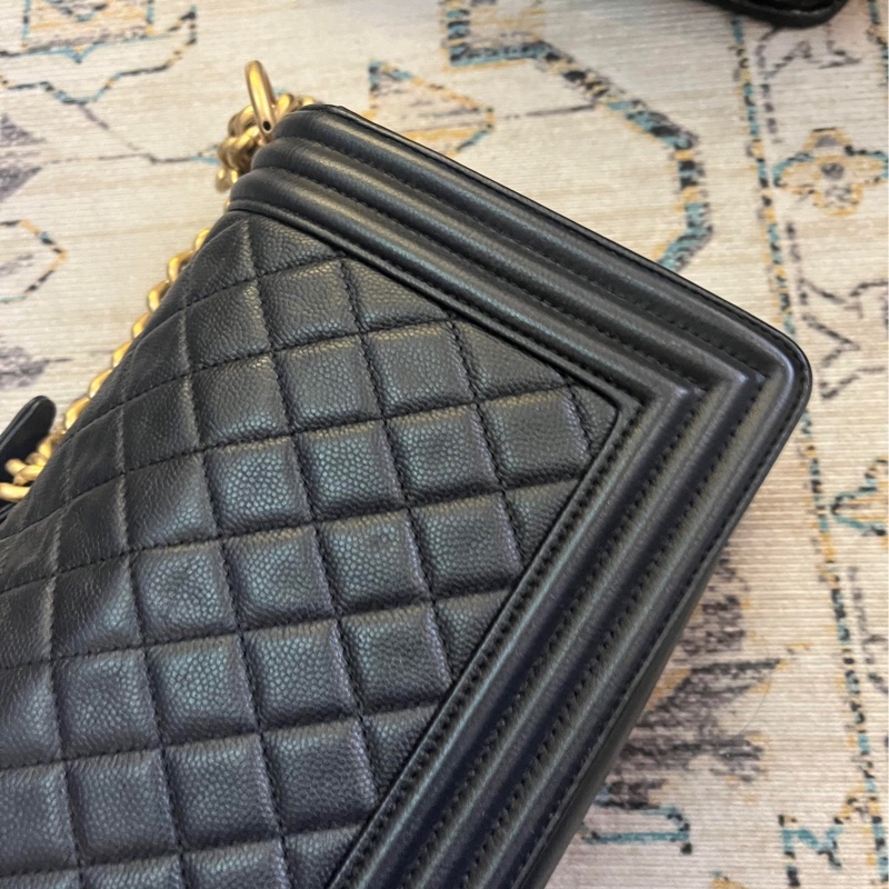 Boy Chanel 黑金荔枝牛 口蓋包 中號 23開-8