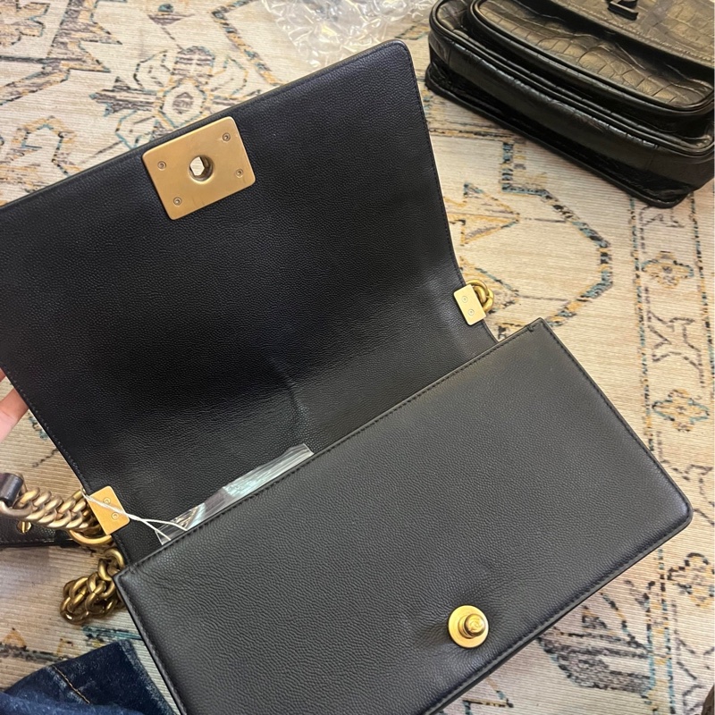 Boy Chanel 黑金荔枝牛 口蓋包 中號 23開-9