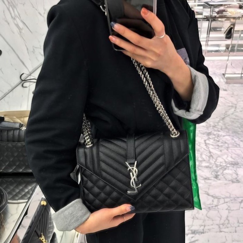 🎉新品好折扣✨Saint Laurent YSL 600195 三種衍縫粒面壓紋皮革信封包 黑色及銀色Logo《2026季度新品》-9