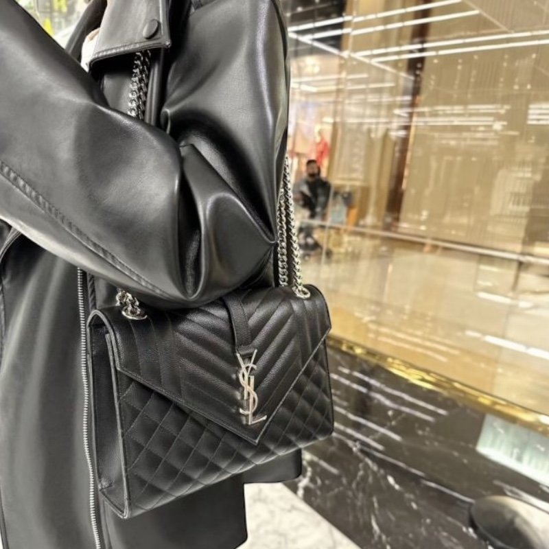 🎉新品好折扣✨Saint Laurent YSL 600195 三種衍縫粒面壓紋皮革信封包 黑色及銀色Logo《2026季度新品》-10