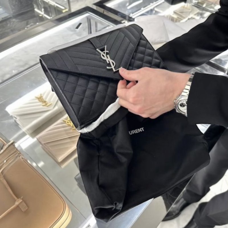 🎉新品好折扣✨Saint Laurent YSL 600195 三種衍縫粒面壓紋皮革信封包 黑色及銀色Logo《2026季度新品》-11