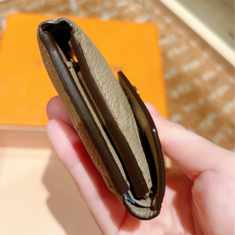 LV奶茶色短夾-10