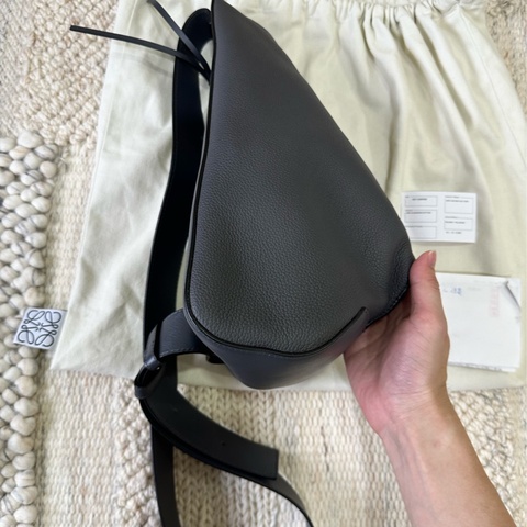 Loewe 柔軟立面小牛皮Anton斜背背包