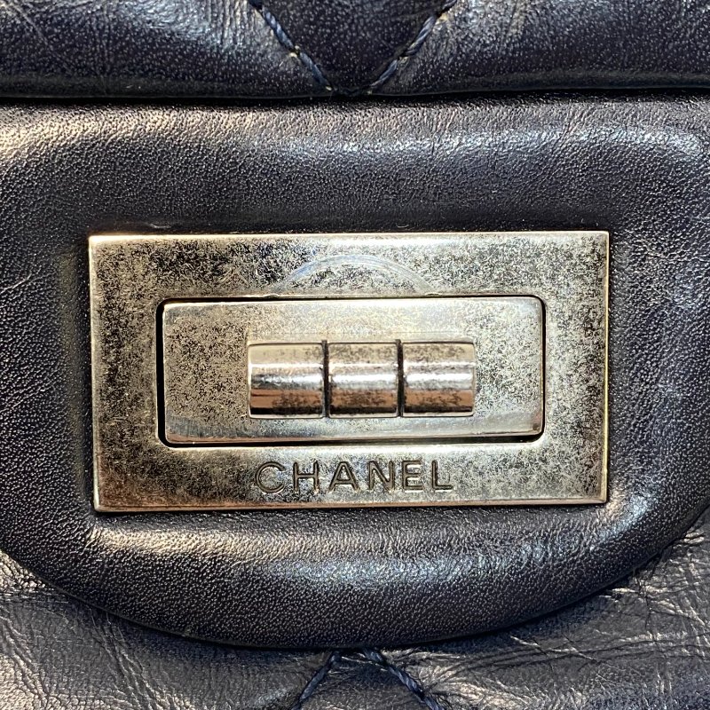 △ Chanel 香奈兒 2.55 Jumbo Navy Aged Calfskin Ruthenium-Finish Metal Chain Flap Bag 2.55特大號深藍色舊化小牛皮鍍釕金屬鏈條肩背袋 A37590 - 247007323-12