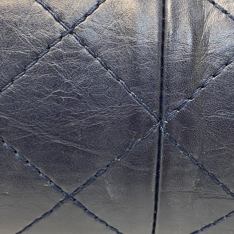 △ Chanel 香奈兒 2.55 Jumbo Navy Aged Calfskin Ruthenium-Finish Metal Chain Flap Bag 2.55特大號深藍色舊化小牛皮鍍釕金屬鏈條肩背袋 A37590 - 247007323-19