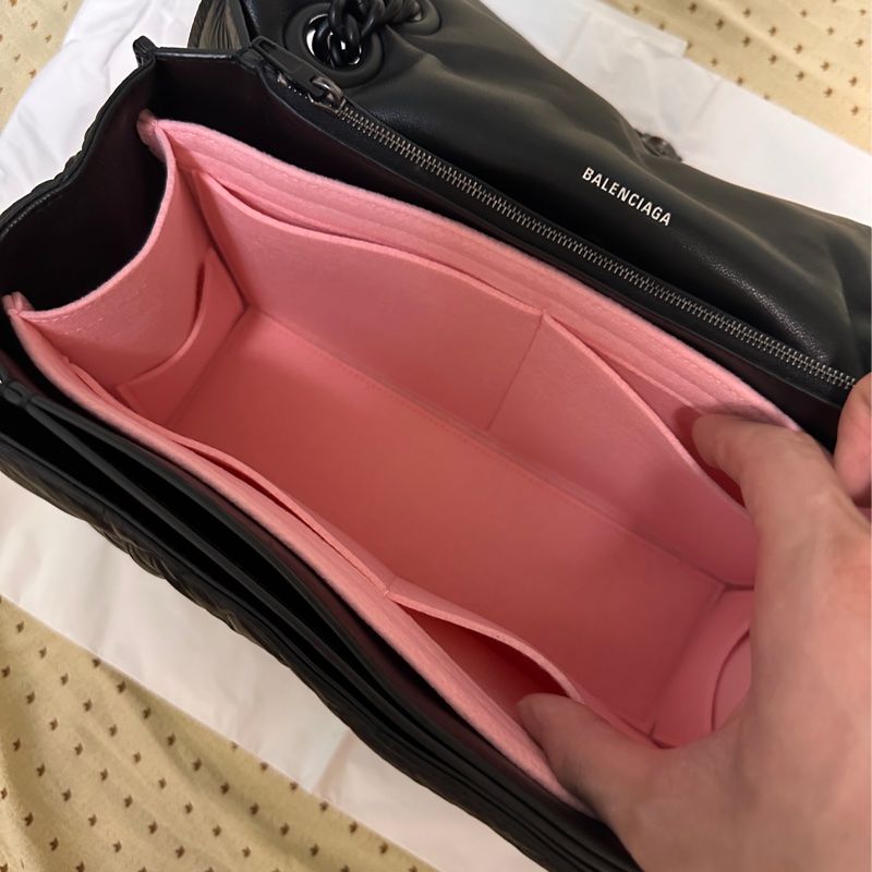 已售出 ✖️ 「專櫃五折出售中」Balenciaga crush medium 全黑款❤️稀有釋出！（全配！買就送訂製內膽包）-1