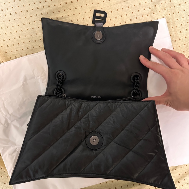 已售出 ✖️ 「專櫃五折出售中」Balenciaga crush medium 全黑款❤️稀有釋出！（全配！買就送訂製內膽包）-2
