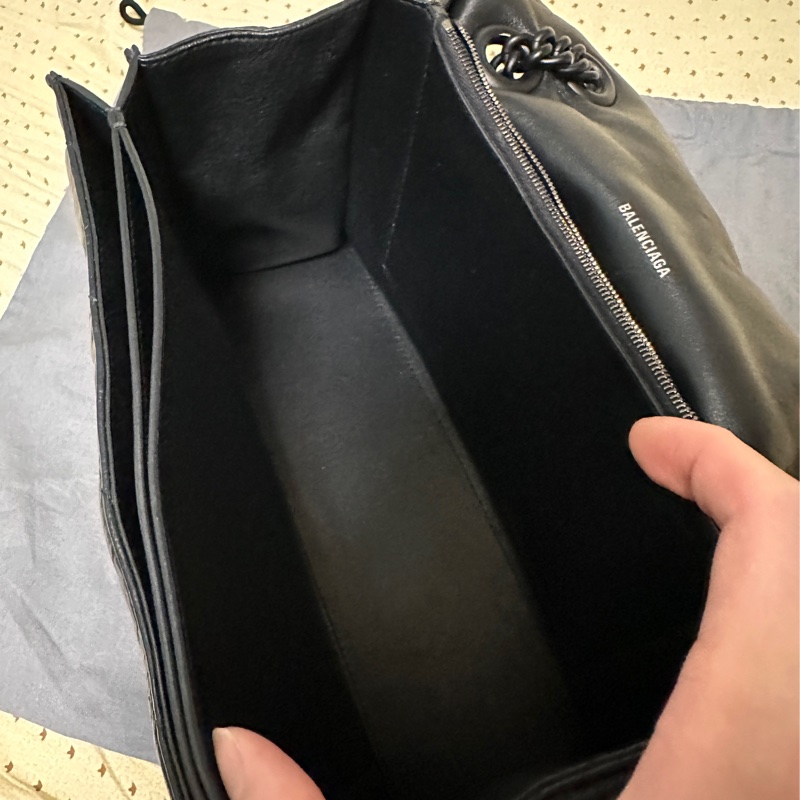 已售出 ✖️ 「專櫃五折出售中」Balenciaga crush medium 全黑款❤️稀有釋出！（全配！買就送訂製內膽包）-10