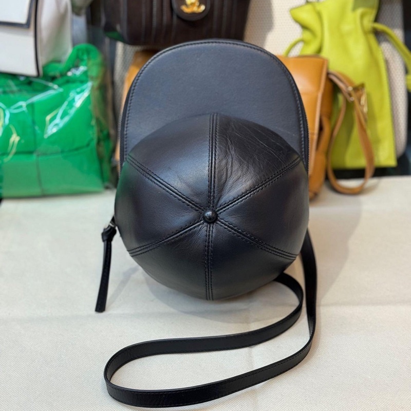 JW ANDERSON 黑色 全皮革 cap bag 帽子包 棒球帽  九新少用割愛13800必收🤎🤎🤎🤎 正常使用痕跡 高標-1