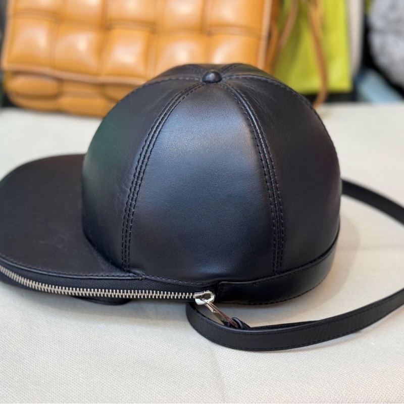 JW ANDERSON 黑色 全皮革 cap bag 帽子包 棒球帽  九新少用割愛13800必收🤎🤎🤎🤎 正常使用痕跡 高標-3