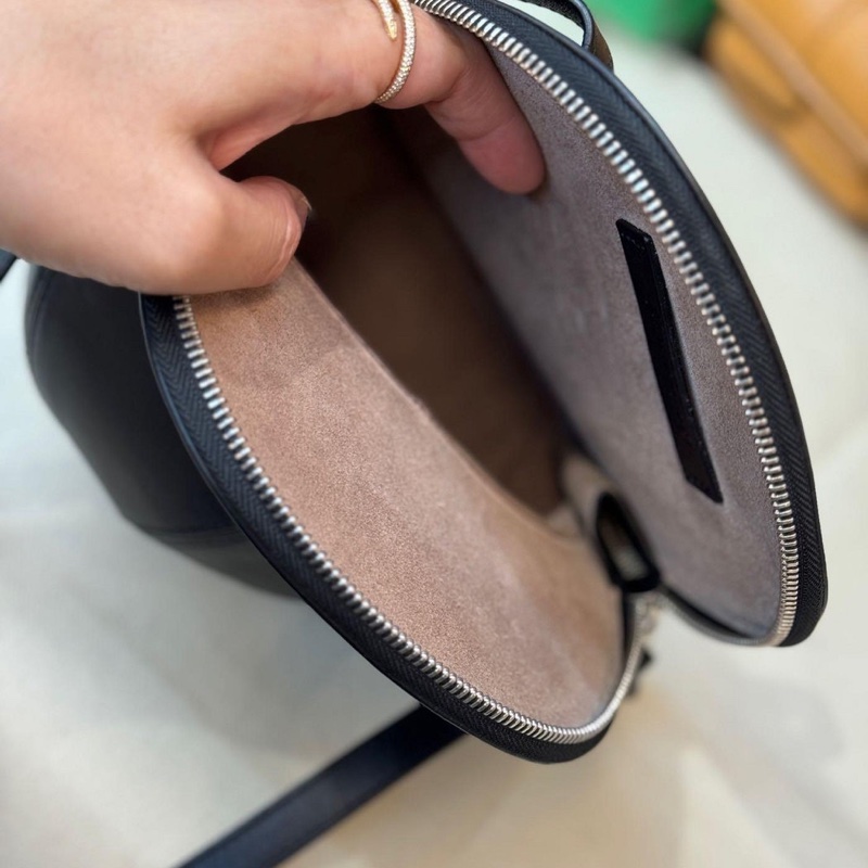 JW ANDERSON 黑色 全皮革 cap bag 帽子包 棒球帽  九新少用割愛13800必收🤎🤎🤎🤎 正常使用痕跡 高標-4