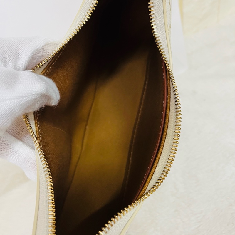 CELINE AVA TRIOMPHE腋下包-17