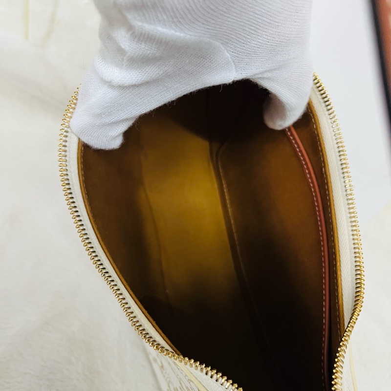 CELINE AVA TRIOMPHE腋下包-18