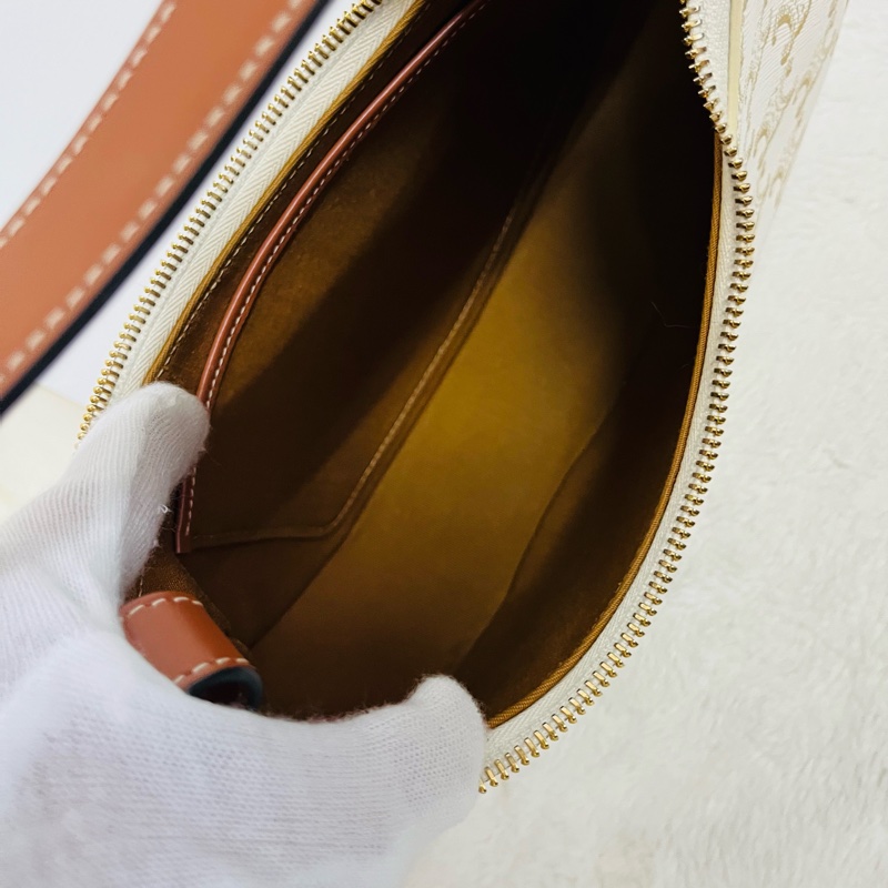 CELINE AVA TRIOMPHE腋下包-19