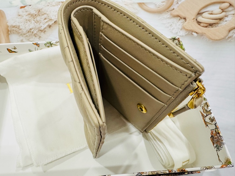 全新Dior 迪奧 經典CD標誌藤格紋縫線小牛皮皮夾 奶茶色-10