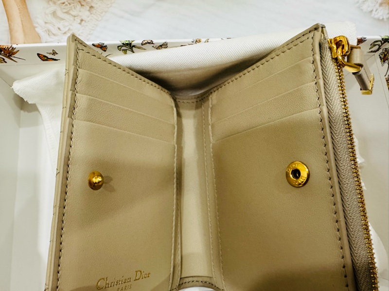 全新Dior 迪奧 經典CD標誌藤格紋縫線小牛皮皮夾 奶茶色-11