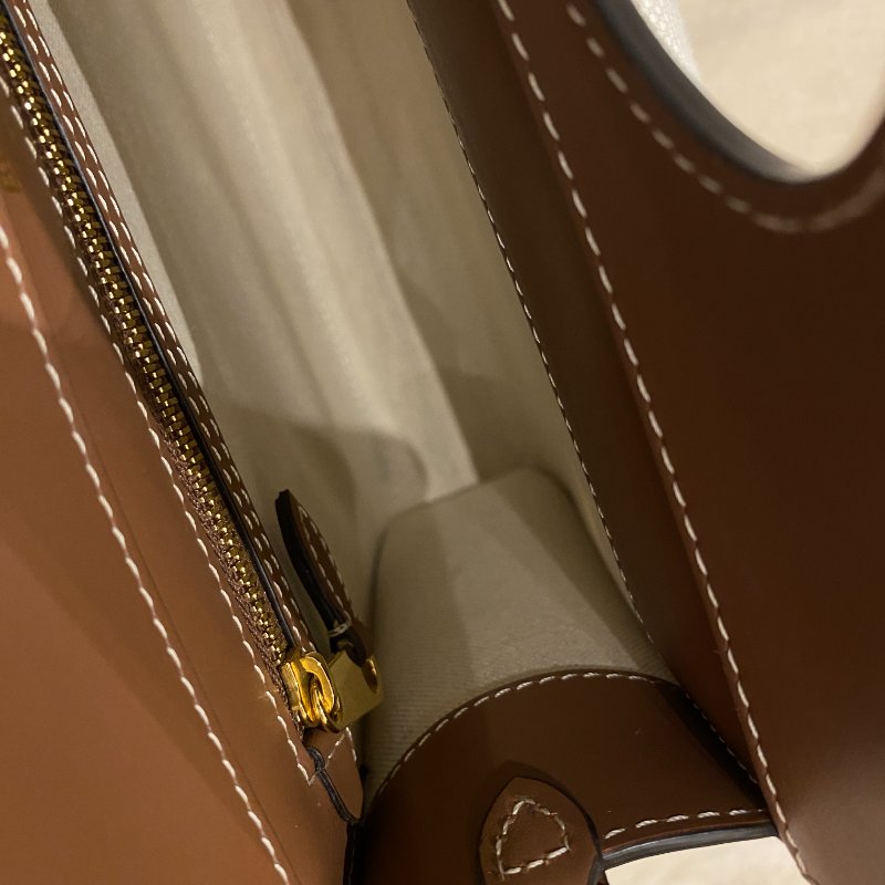 Burberry mini pocket 口袋包-10