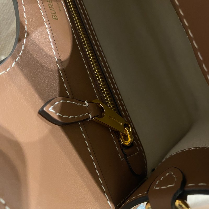 Burberry mini pocket 口袋包-13