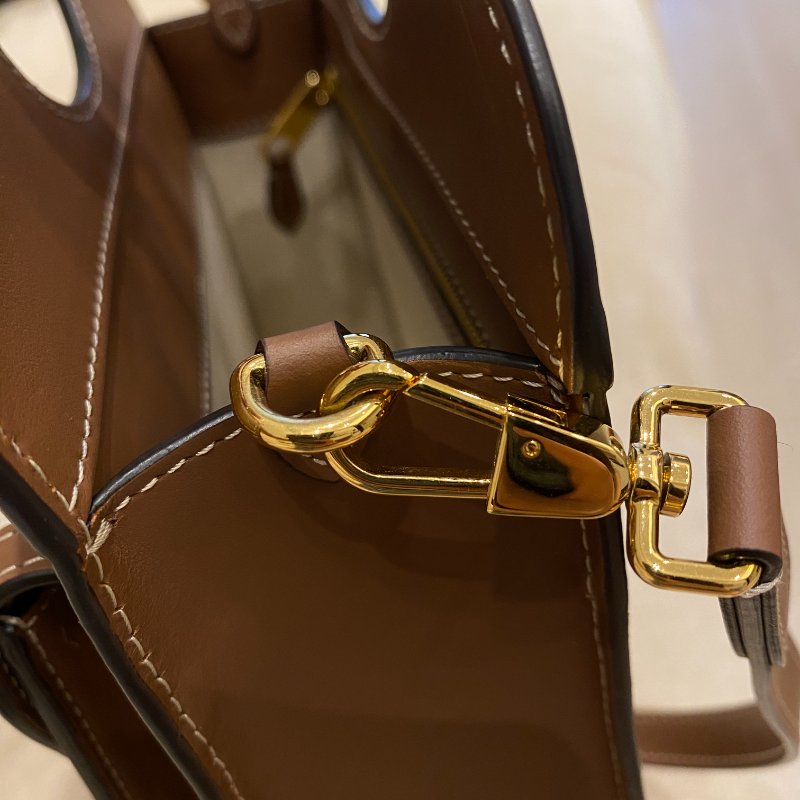 Burberry mini pocket 口袋包-17