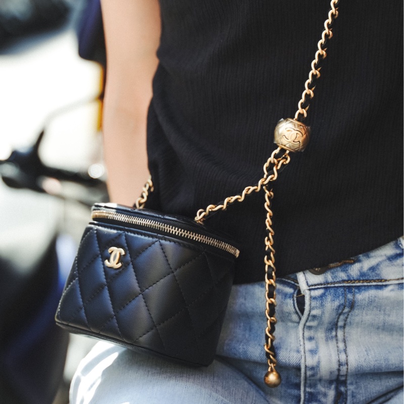 Chanel 展示品 金雙C菱格紋羊皮金球斜背化妝包(AP1447-黑)-0