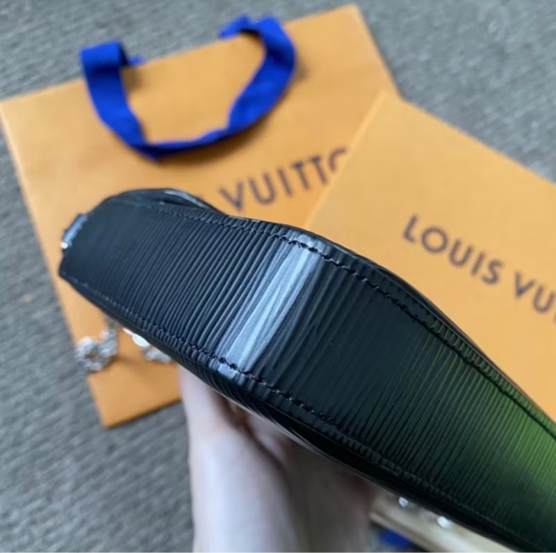 LV 經典 Pochette Felicie EPI 皮革暗釦銀鍊手拿/斜背包-黑-10