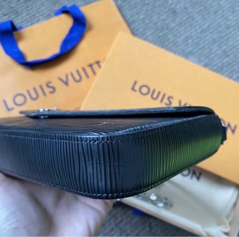 LV 經典 Pochette Felicie EPI 皮革暗釦銀鍊手拿/斜背包-黑-11