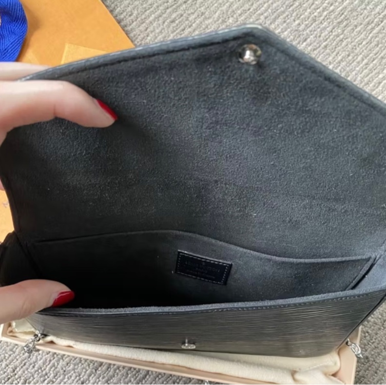 LV 經典 Pochette Felicie EPI 皮革暗釦銀鍊手拿/斜背包-黑-12