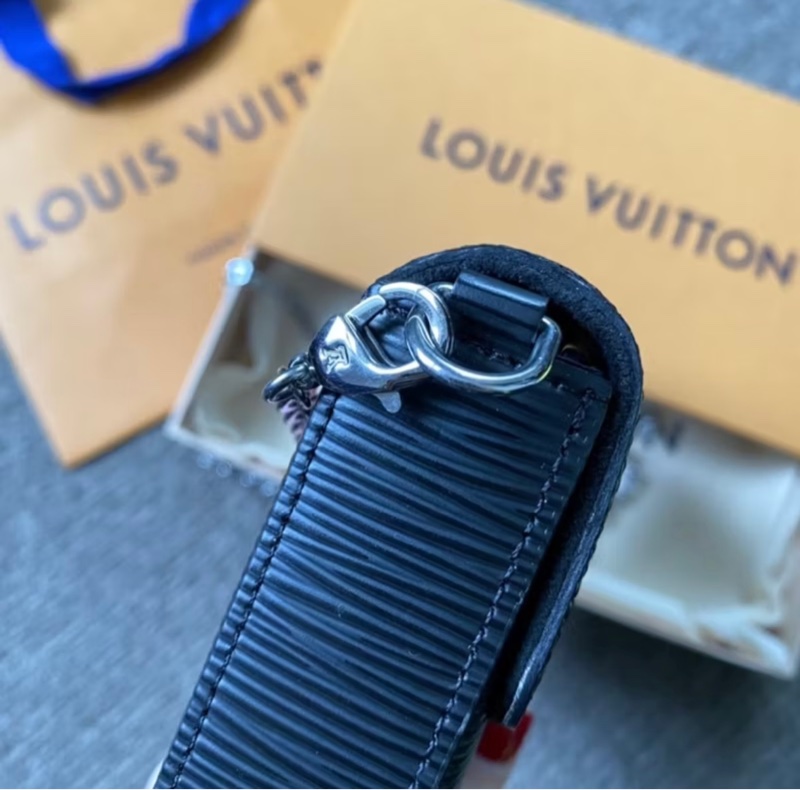 LV 經典 Pochette Felicie EPI 皮革暗釦銀鍊手拿/斜背包-黑-13