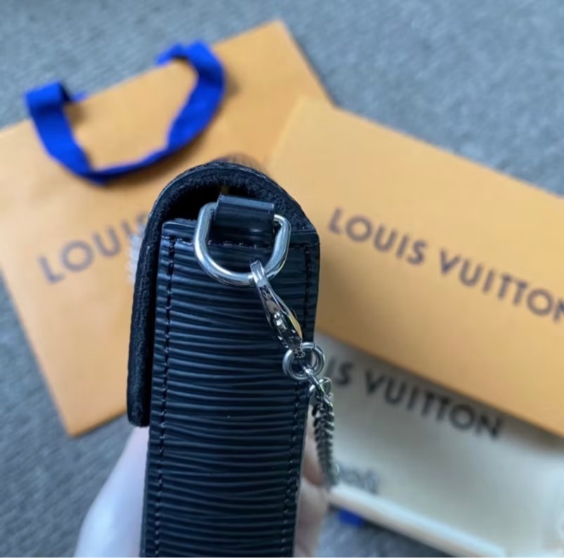 LV 經典 Pochette Felicie EPI 皮革暗釦銀鍊手拿/斜背包-黑-14