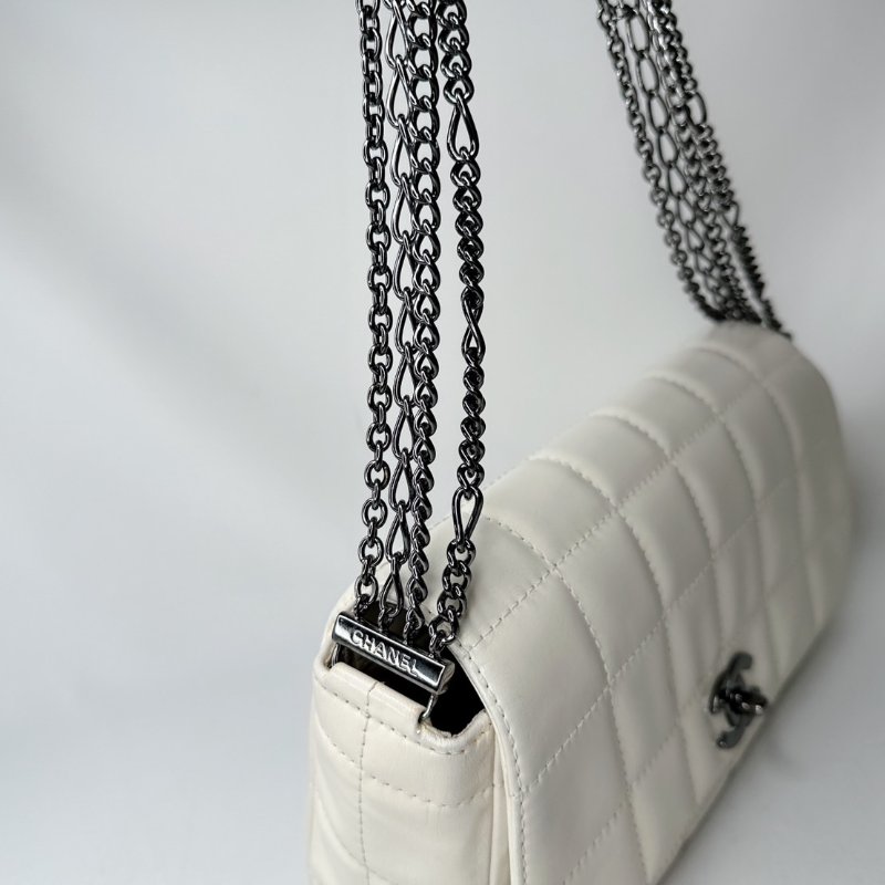 CHANEL 白冰格紋鏈帶肩背包-9