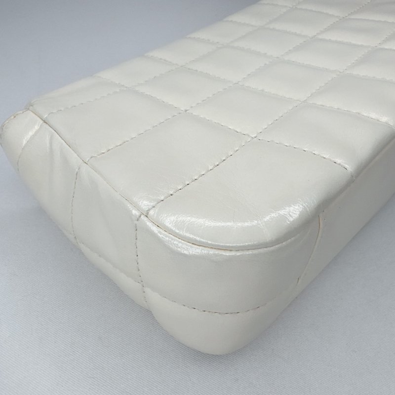 CHANEL 白冰格紋鏈帶肩背包-16