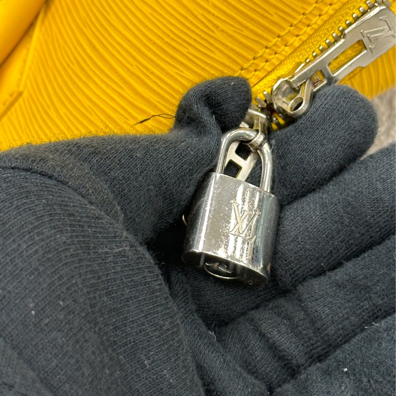 全網最低⬇️🔥包況九成新💫🈶原廠塵袋🈶原廠紙袋🔥Lv水波紋貝殼包黃色💛-9