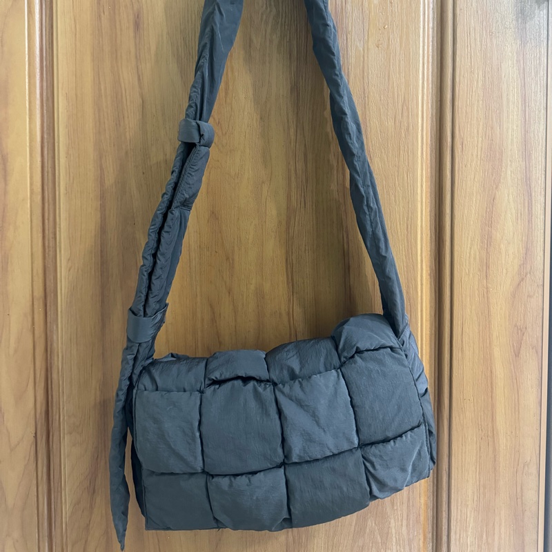 BV padded tech cassette bag 枕頭包(黑)-0