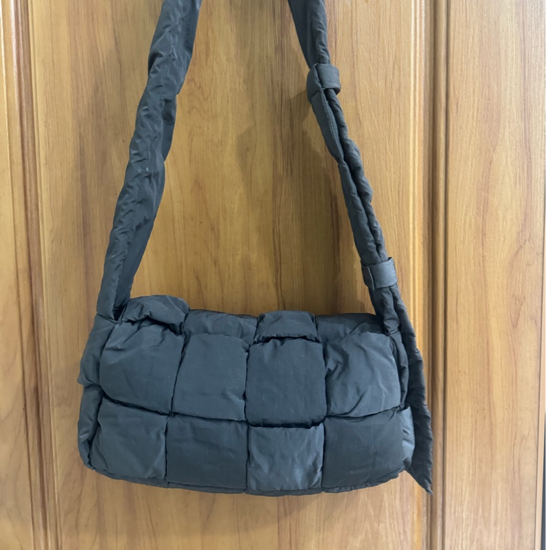 BV padded tech cassette bag 枕頭包(黑)-2