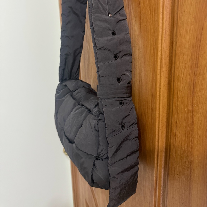 BV padded tech cassette bag 枕頭包(黑)-3