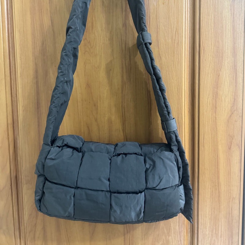 BV padded tech cassette bag 枕頭包(黑)-8