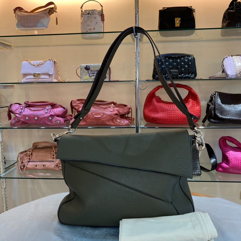 【舊愛新歡】LOEWE深卡其綠色郵差側背包 中性 男士-0