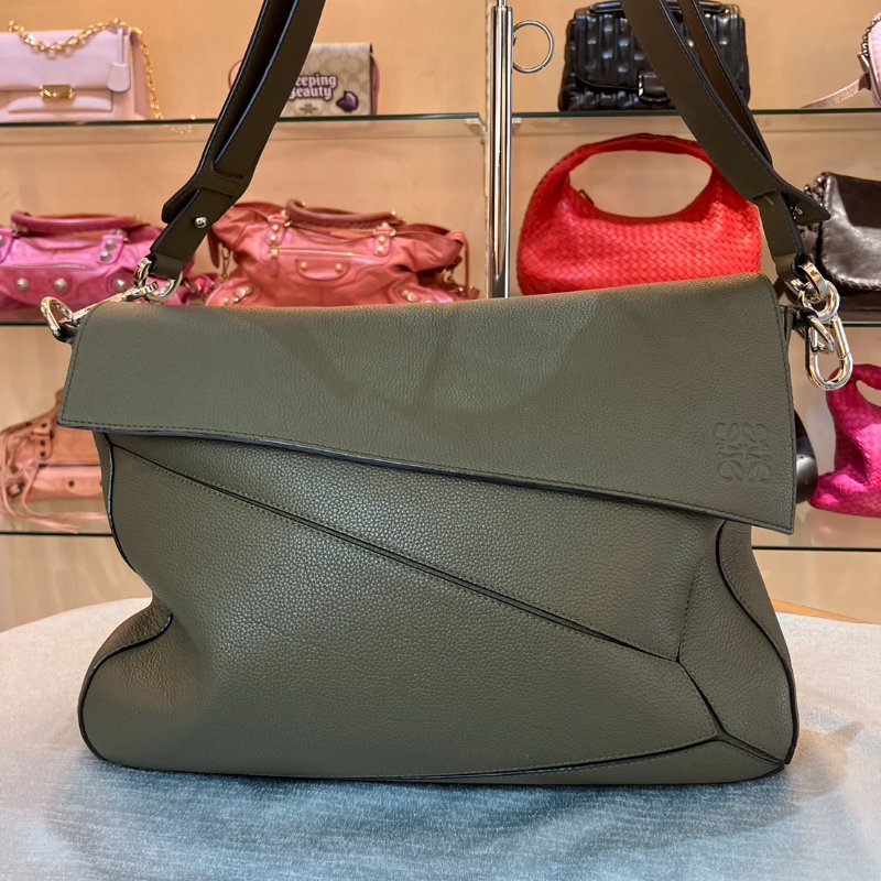 【舊愛新歡】LOEWE深卡其綠色郵差側背包 中性 男士-1